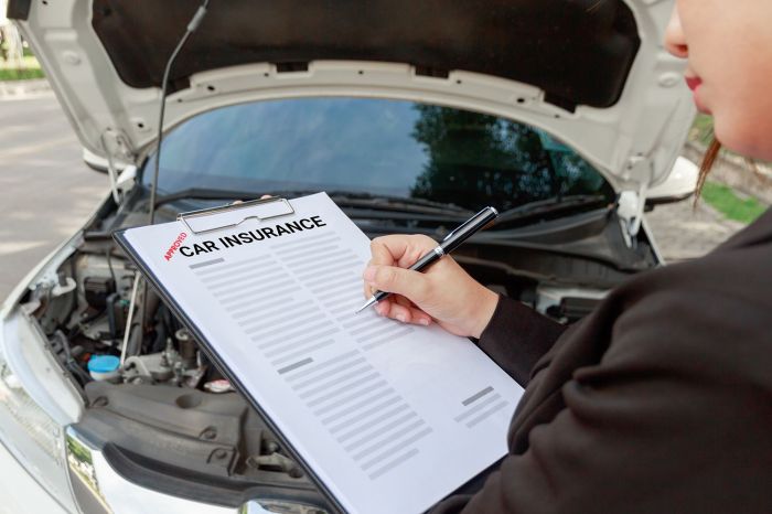 How do auto insurance companies determine car value